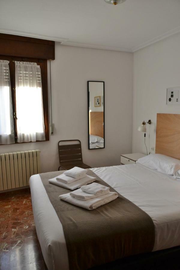Tres Puentes Anguiano Apartamentos Y Hostal Exterior photo