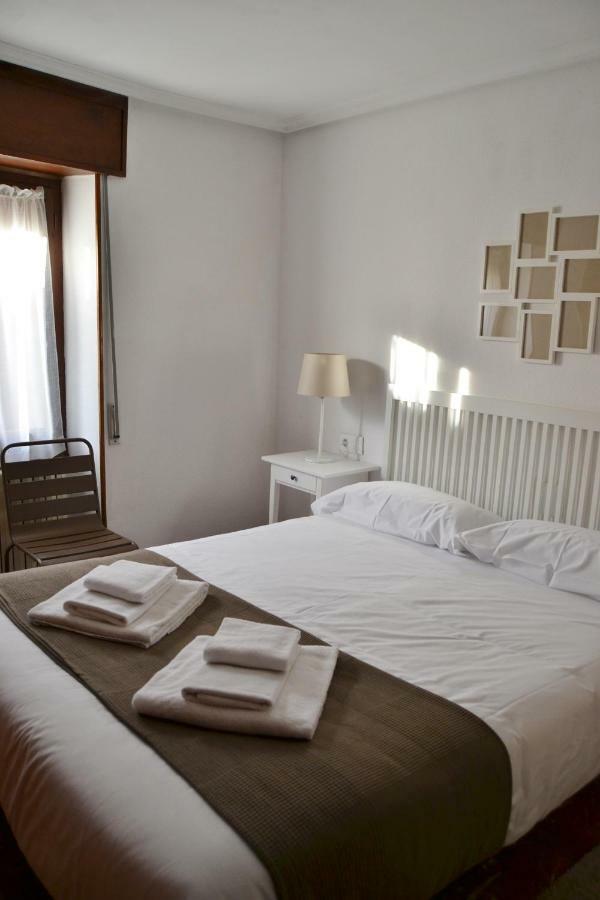 Tres Puentes Anguiano Apartamentos Y Hostal Exterior photo